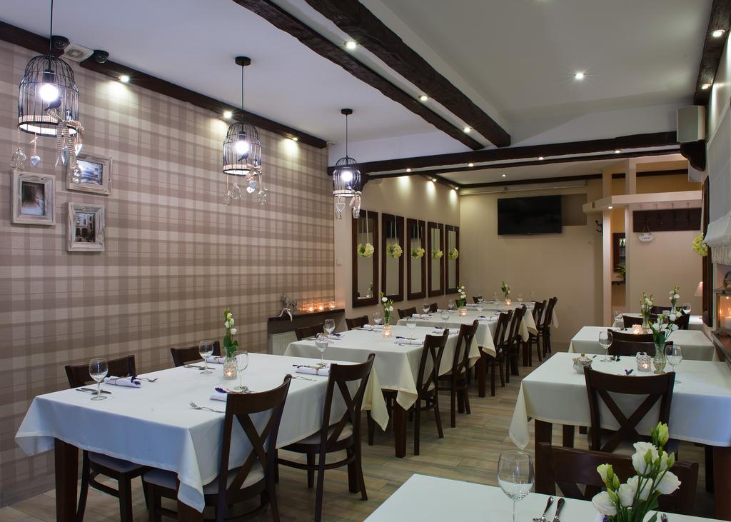 Hotel Awo Гниежно Екстериор снимка